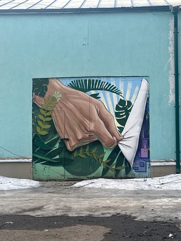 Morning walk through Moscow captures monastery, street food, parks