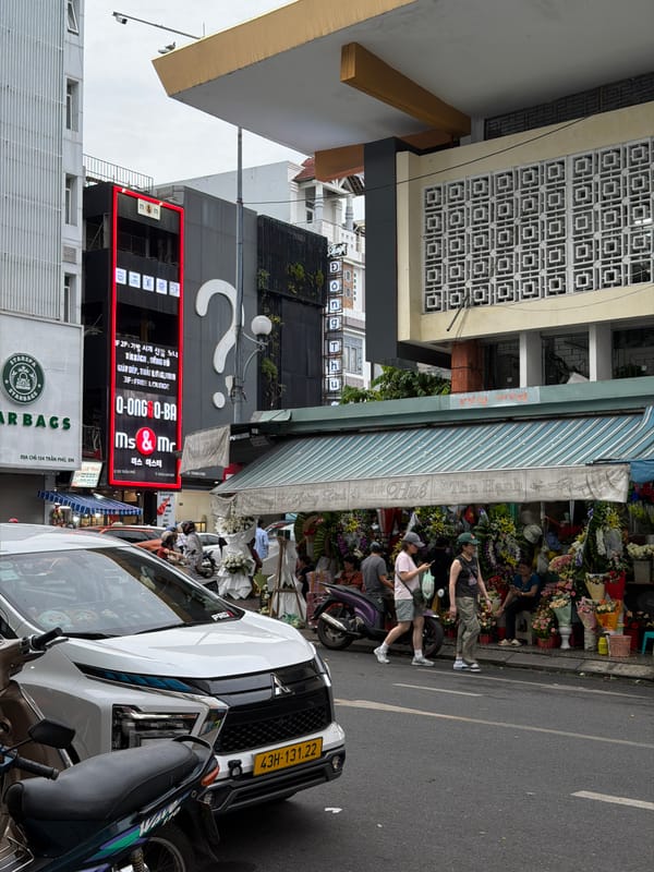 Street-level commercial life along central Đà Nẵng