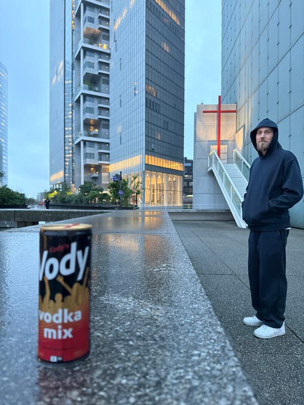 Evening pedestrian activity documented across La Défense business district
