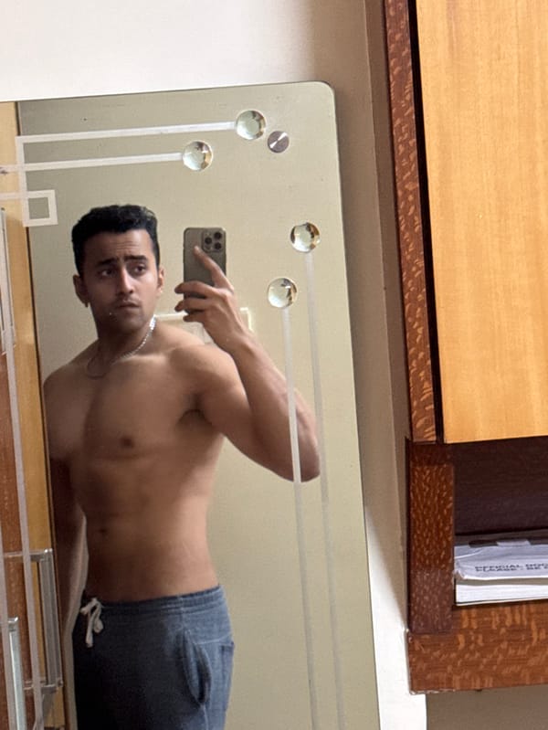 Man documents workout progress in Kolkata mirror selfie session