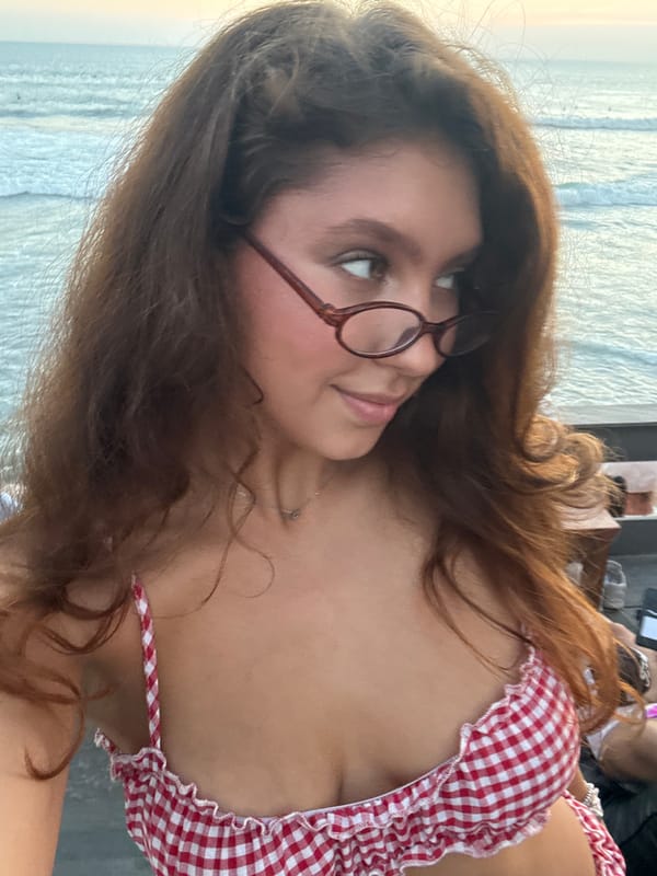 Beachside sunset: selfies, live music, and outdoor dining
