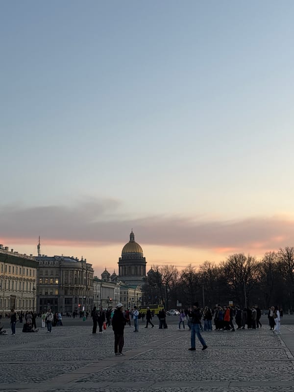 Street performers draw crowds at Palace Square during sunset