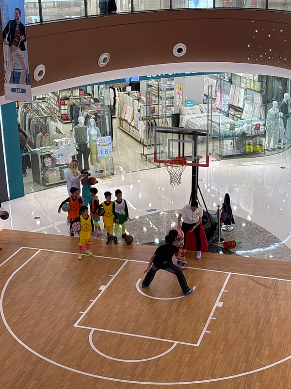 Couple enjoys outdoor dining at Jiangjin restaurant