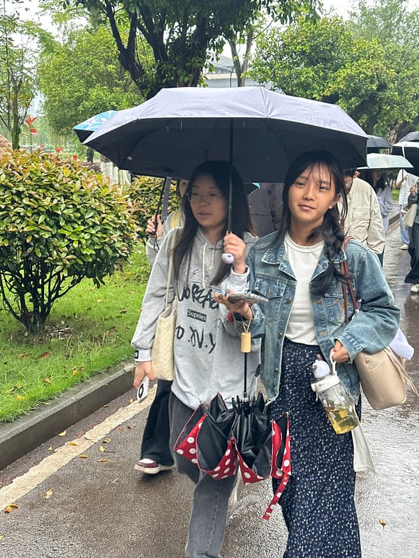 Rain prompts umbrella use among Jiangjin residents early morning