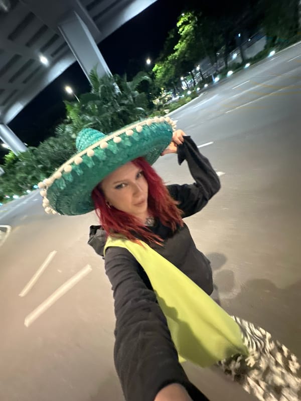 Night scenes on a Đà Nẵng sidewalk, sombreros and all