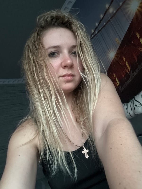 Lazy afternoon at home: selfies, cats, and cozy details