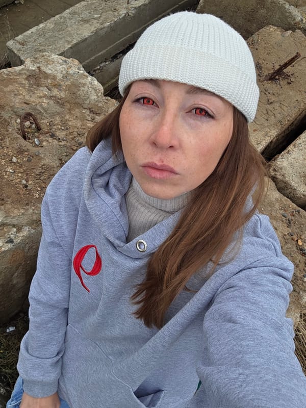 Woman in beanie photographed in casual portrait session