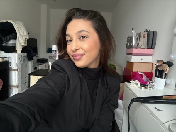 Person photographed with beauty tools in Mönchengladbach home