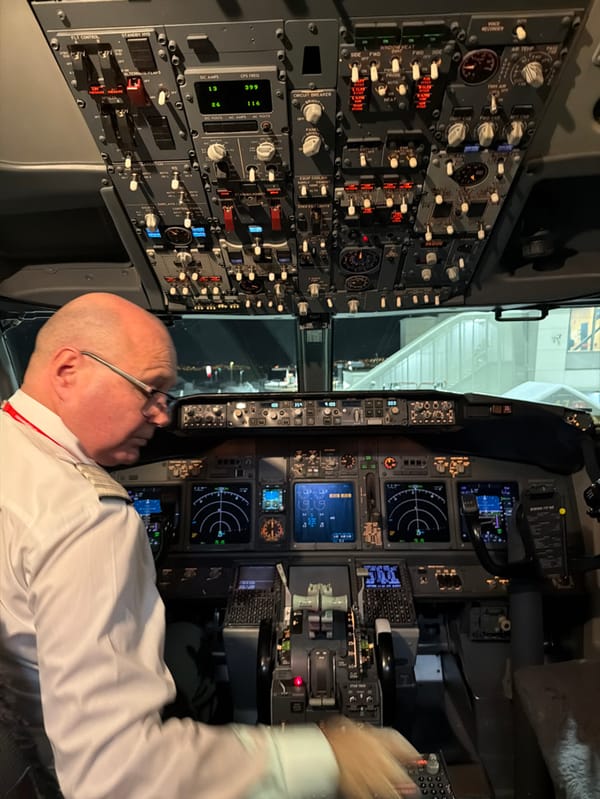 Pilot training session observed in Boeing 737 simulator, Tromsø