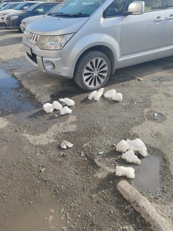 Morning life documented in Petropavlovsk-Kamchatsky: renovation, traffic, melting snow