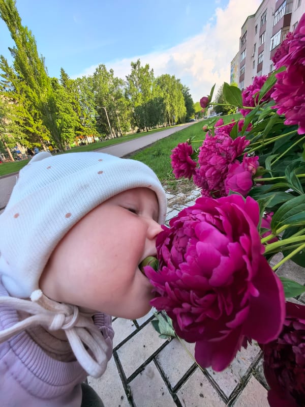 Family enjoys sunny afternoon at Sterlitamak parks and gardens