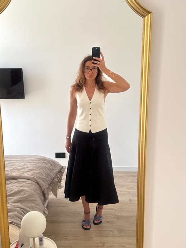 Woman takes mirror selfie in Vila Nova de Gaia