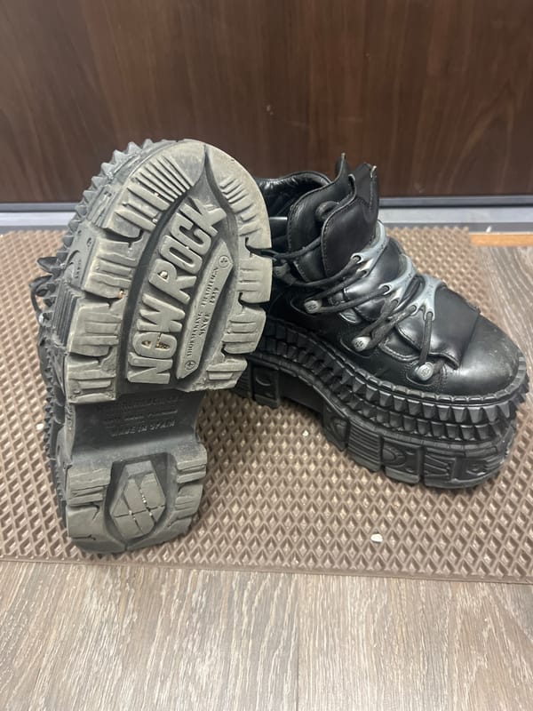 Platform boots and brown eye documented in Russia