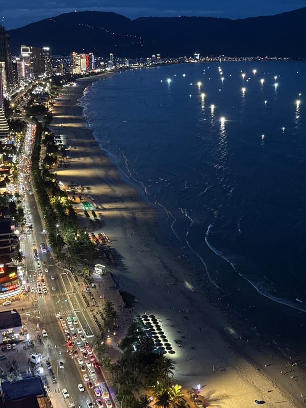 Evening views of Đà Nẵng's illuminated coastline captured by witnesses