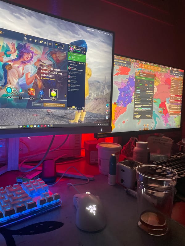 Late-night dual-monitor gaming session in Neoi Epivates