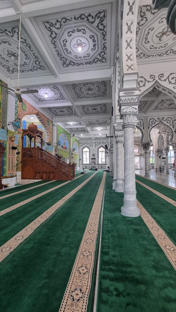 Inside and outside Masjid Al-Munawarah, Keudekruenggeukueh