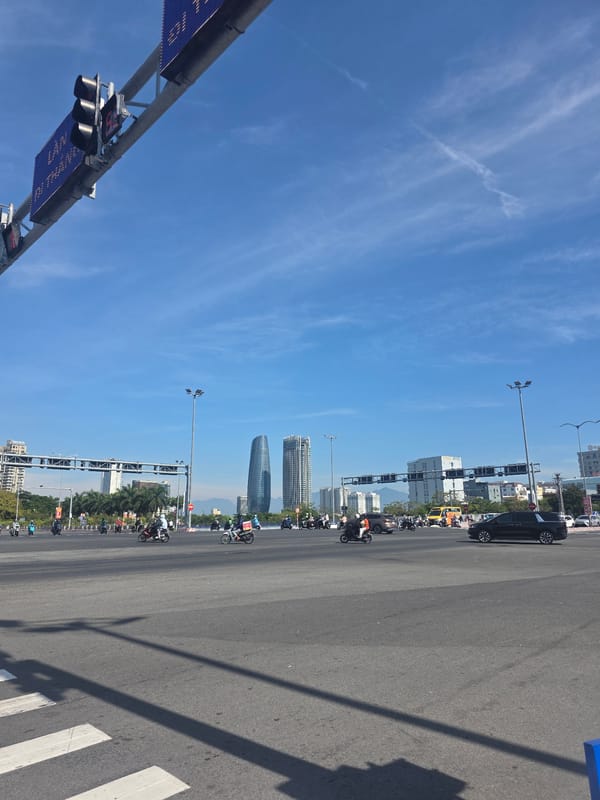 Early morning street scenes captured across Đà Nẵng
