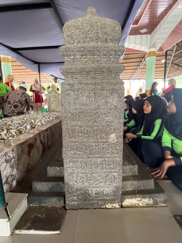 Students visit historic tomb shrine in Beuringen Indonesia