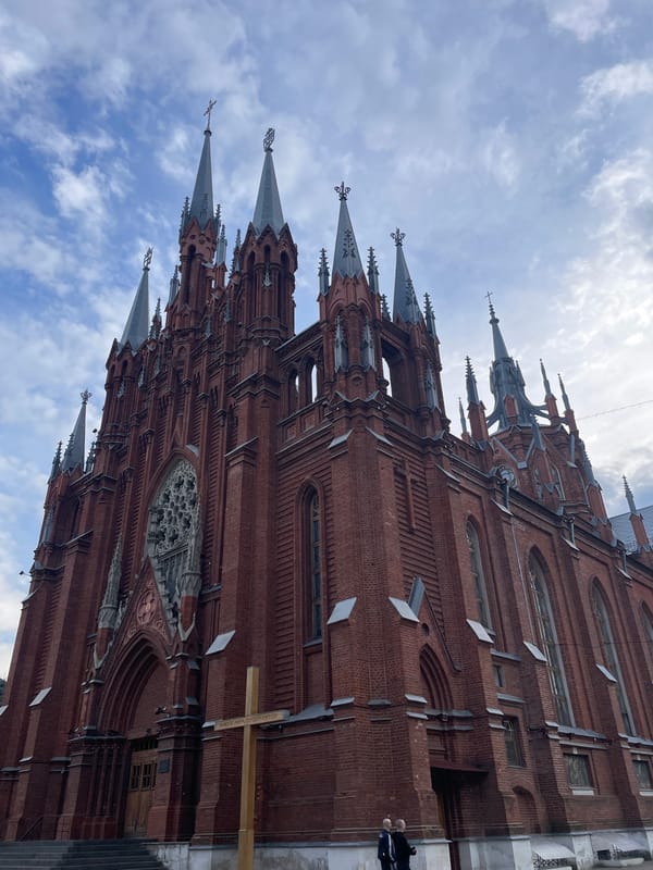 Afternoon walk around Moscow's Catholic cathedral and nearby streets