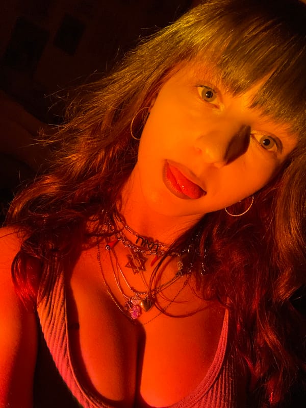 Woman documents hour-long selfie session in Raanana