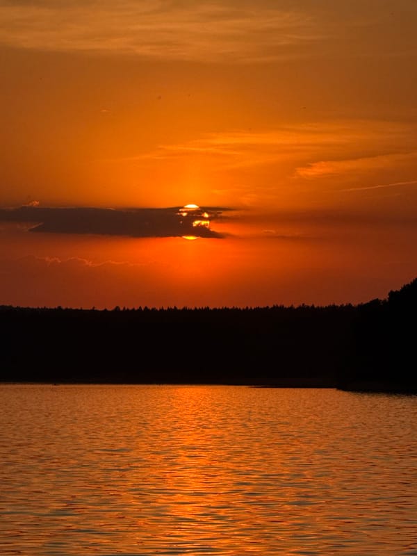 Sunset over Votkinsk Reservoir draws witnesses, child observer