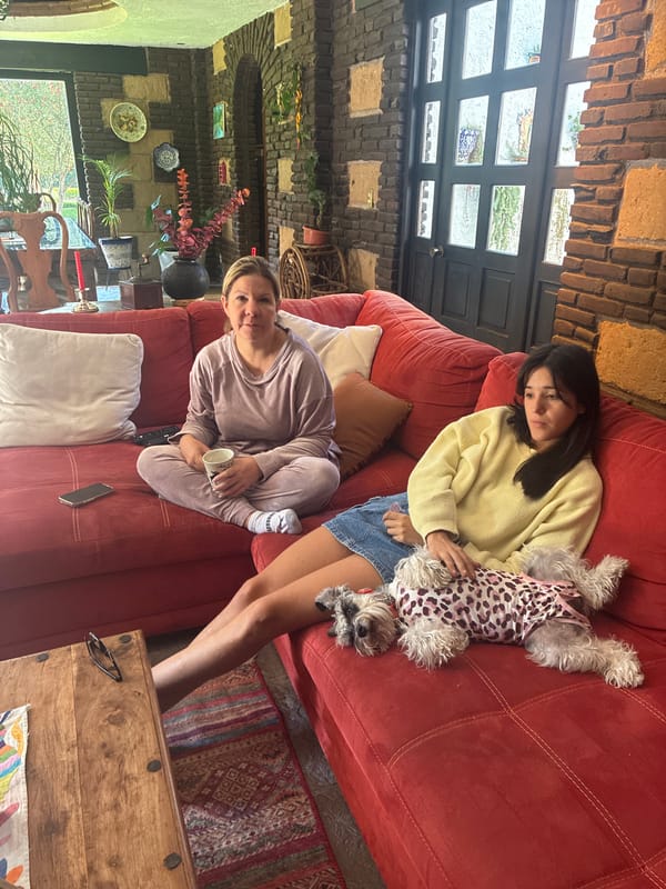 Casual gathering with pets documented in Cañada de Madero