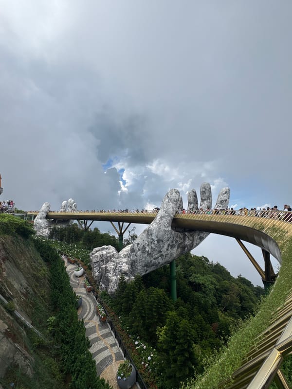 Tourist sites documented across Đà Nẵng during early morning hours