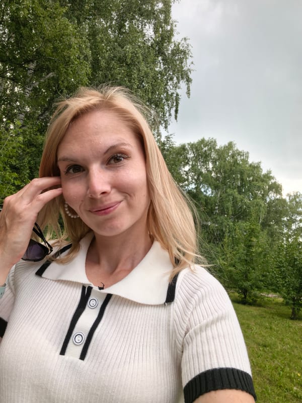Summer stroll through a Sterlitamak park, flowers and crows included