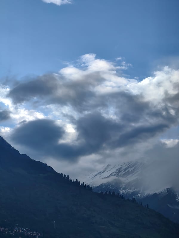 Himalayan afternoon in Vashisht: mountains, rainbows, tandoor cooking, local life
