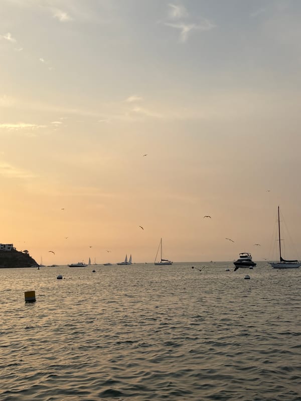 Recreational boats spotted off Ancón coast under cloudy skies
