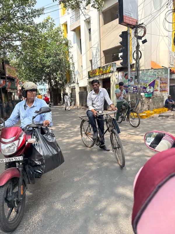 Motorcyclist photographed on busy Kolkata street during morning hours