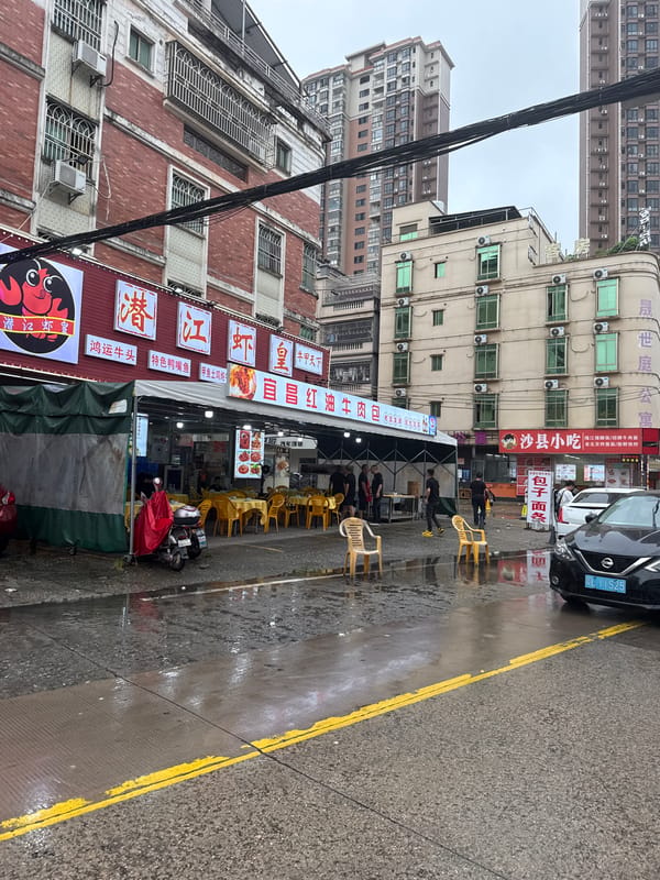 Draft beer and street scenes at a Huizhou outdoor bar