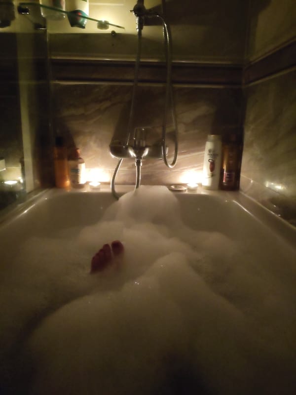 Candlelit bubble bath captured in Vienna home