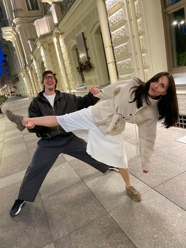 Couple's romantic photo session spans Saint Petersburg city center