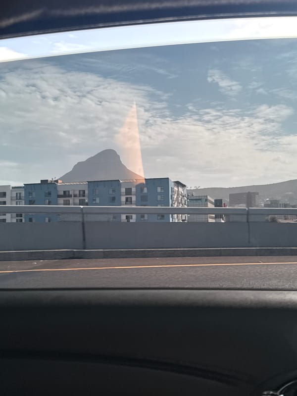 Traveler captures Cape Town mountain views from moving vehicle