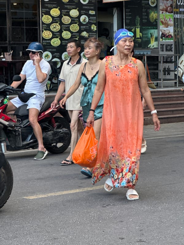 Morning street life captured across Nha Trang ward