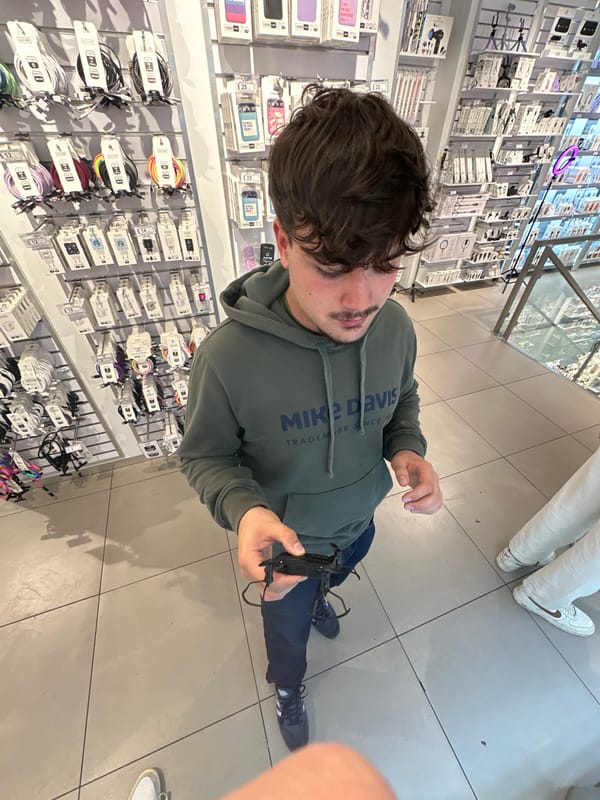 Unicorn-masked dancer and hoodie-wearing man spotted in Porto