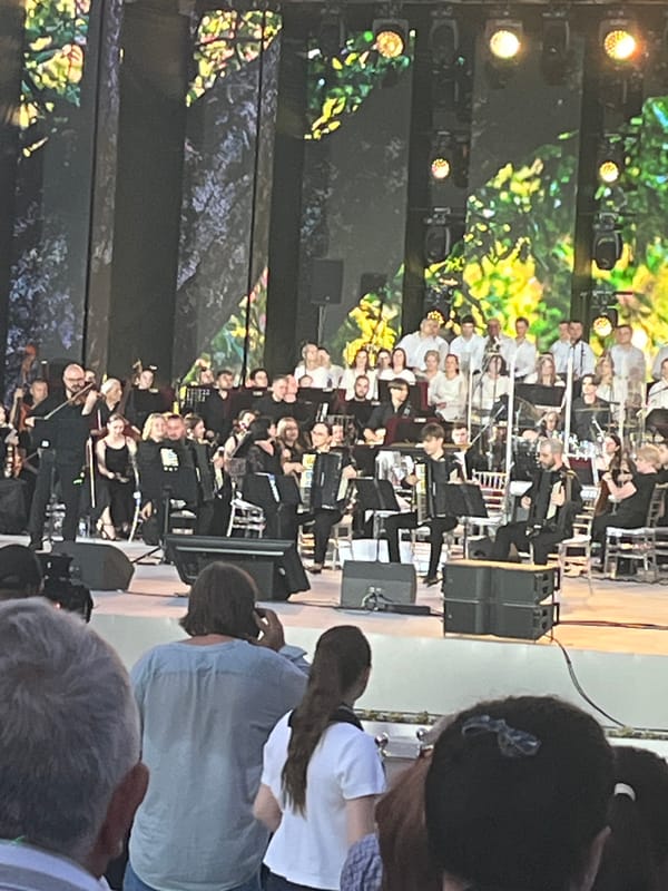 Outdoor orchestral concert fills Chișinău's Green Theatre on summer evening