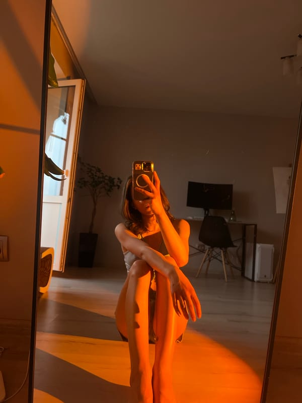 Golden-hour mirror selfie session in a Ternopil apartment