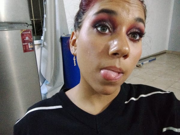 Selfie session in Charallave with bold makeup and playful poses