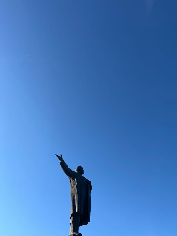 Statues, fish tanks, and park benches on a Nizhny Novgorod afternoon
