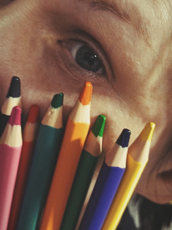 Artist captures eye portrait and village landscape in Фоки