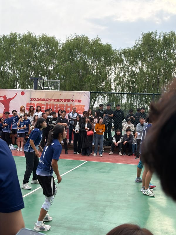 Outdoor sporting event draws crowd in Zhongtun, China