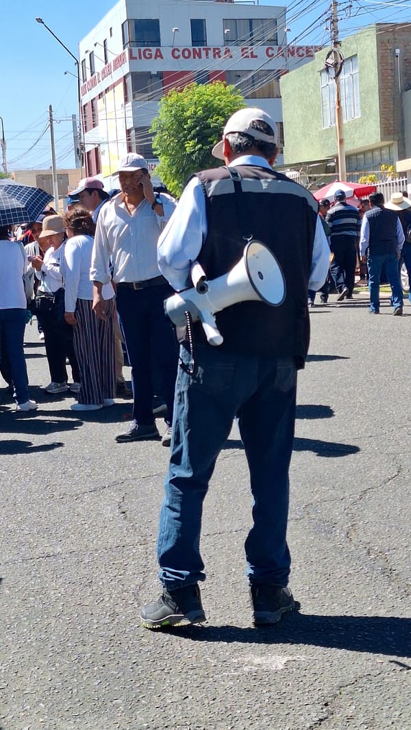 Demonstration with red flags draws crowds, police in Arequipa