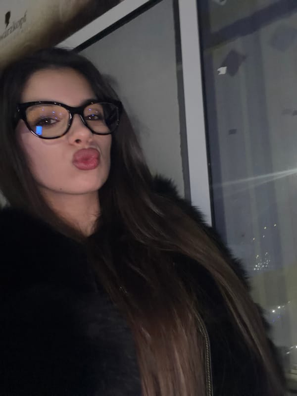 Woman photographed multiple times on Pernik street at night