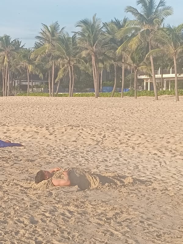 Casual afternoon on a Đà Nẵng beach, people relaxing and moving