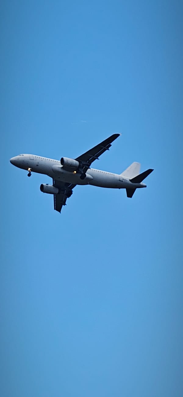 Aircraft with landing gear observed over Burgas, Bulgaria