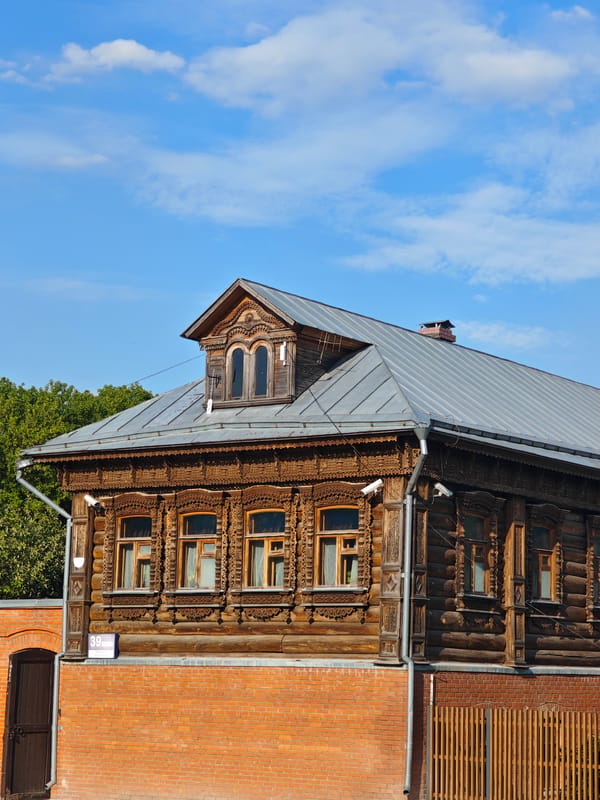 Moscow afternoon: markets, gardens, and street-level details