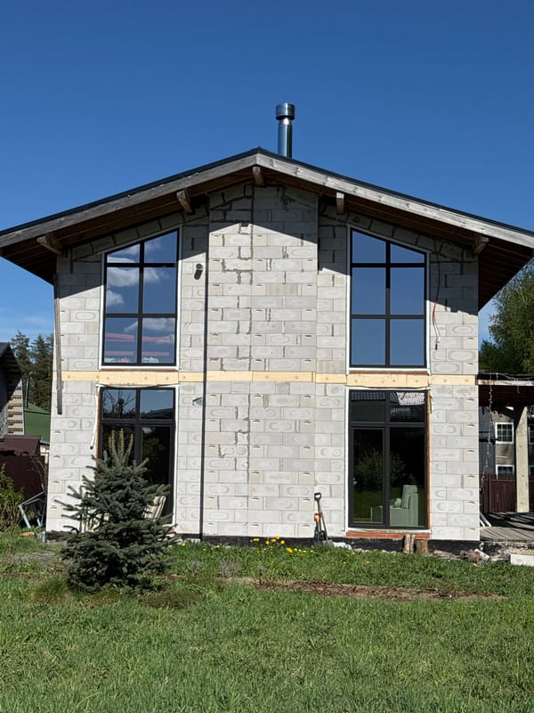 Spring day documented in Steklyannyi, Russia shows blooms, construction