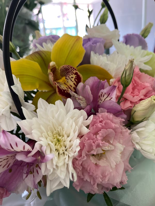 Flower shop visit documented with floral arrangements and refreshments